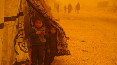 Gazze Şeridi’ni 2 gündür etkisi altına kum fırtınası, yıpranmış çadırların