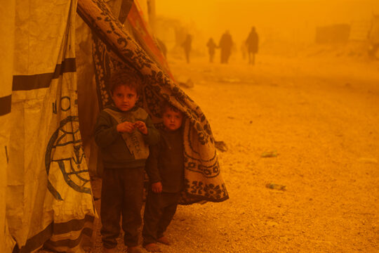 Gazze Şeridi’ni 2 gündür etkisi altına kum fırtınası, yıpranmış çadırların