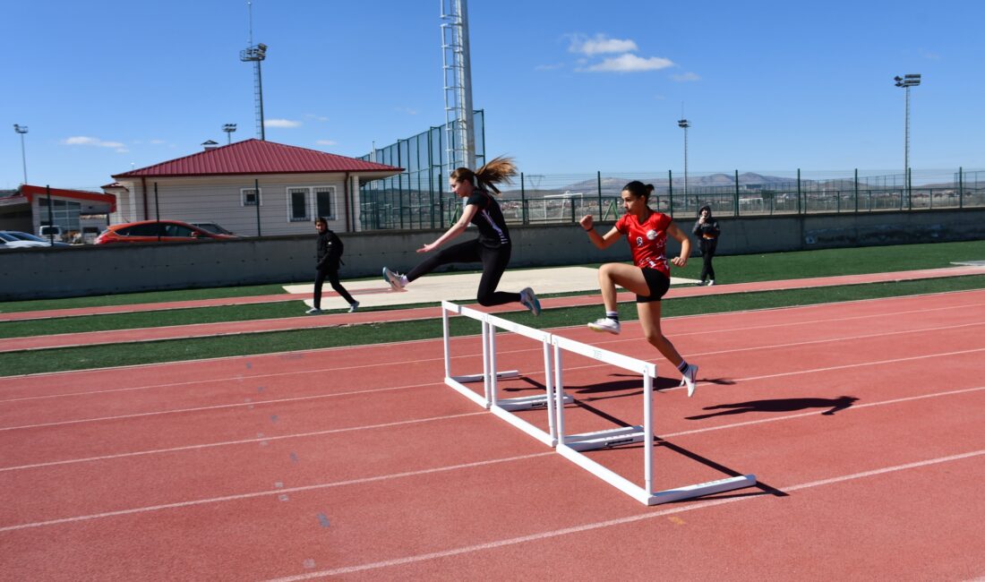 Afyonkarahisar’da düzenlenen Okul Sporları Gençler Atletizm Müsabakaları, Kocatepe Spor Kompleksi’nde
