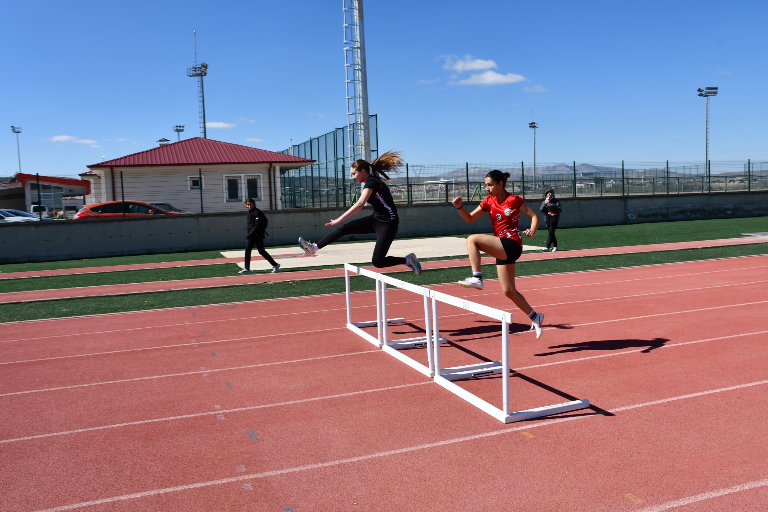 Afyonkarahisar’da düzenlenen Okul Sporları Gençler Atletizm Müsabakaları, Kocatepe Spor Kompleksi’nde