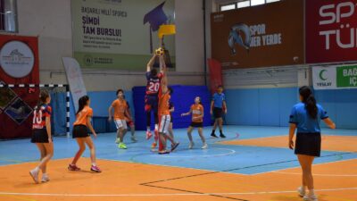 Afyonkarahisar’da düzenlenen Okul Sporları Korfbol Gençler Grup Müsabakaları, çekişmeli karşılaşmaların