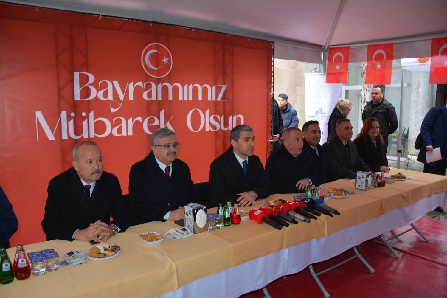 
Afyonkarahisar'da Ramazan Bayramı dolayısıyla bayramlaşma programı gerçekleştirildi.