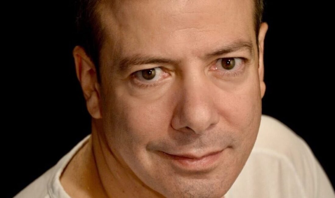 Türk tiyatrosu ve televizyon dünyasının sevilen isimlerinden Canberk Uçucu, 57