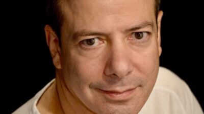 Türk tiyatrosu ve televizyon dünyasının sevilen isimlerinden Canberk Uçucu, 57