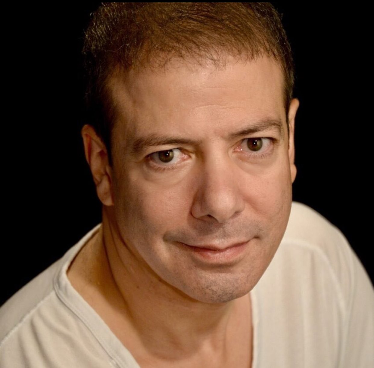 Türk tiyatrosu ve televizyon dünyasının sevilen isimlerinden Canberk Uçucu, 57