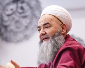 Kamuoyunda "Cübbeli Ahmet" olarak bilinen Ahmet Mahmut Ünlü, Türkiye'deki dindar