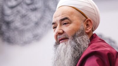 Kamuoyunda "Cübbeli Ahmet" olarak bilinen Ahmet Mahmut Ünlü, Türkiye'deki dindar