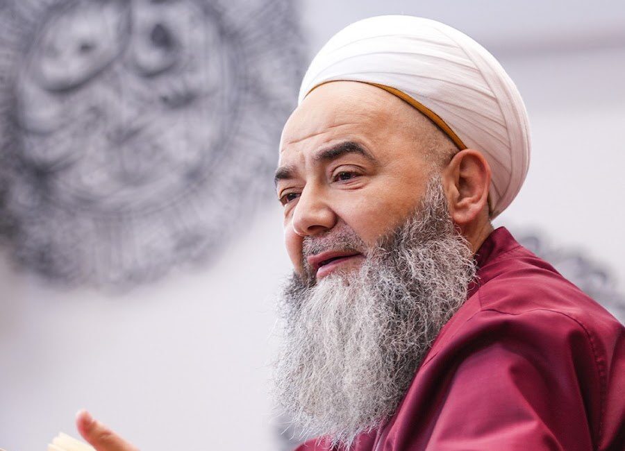 Kamuoyunda "Cübbeli Ahmet" olarak bilinen Ahmet Mahmut Ünlü, Türkiye'deki dindar