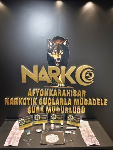 Afyonkarahisar İl Emniyet Müdürlüğü ekipleri, sokak satıcılarına yönelik yürüttüğü kararlı