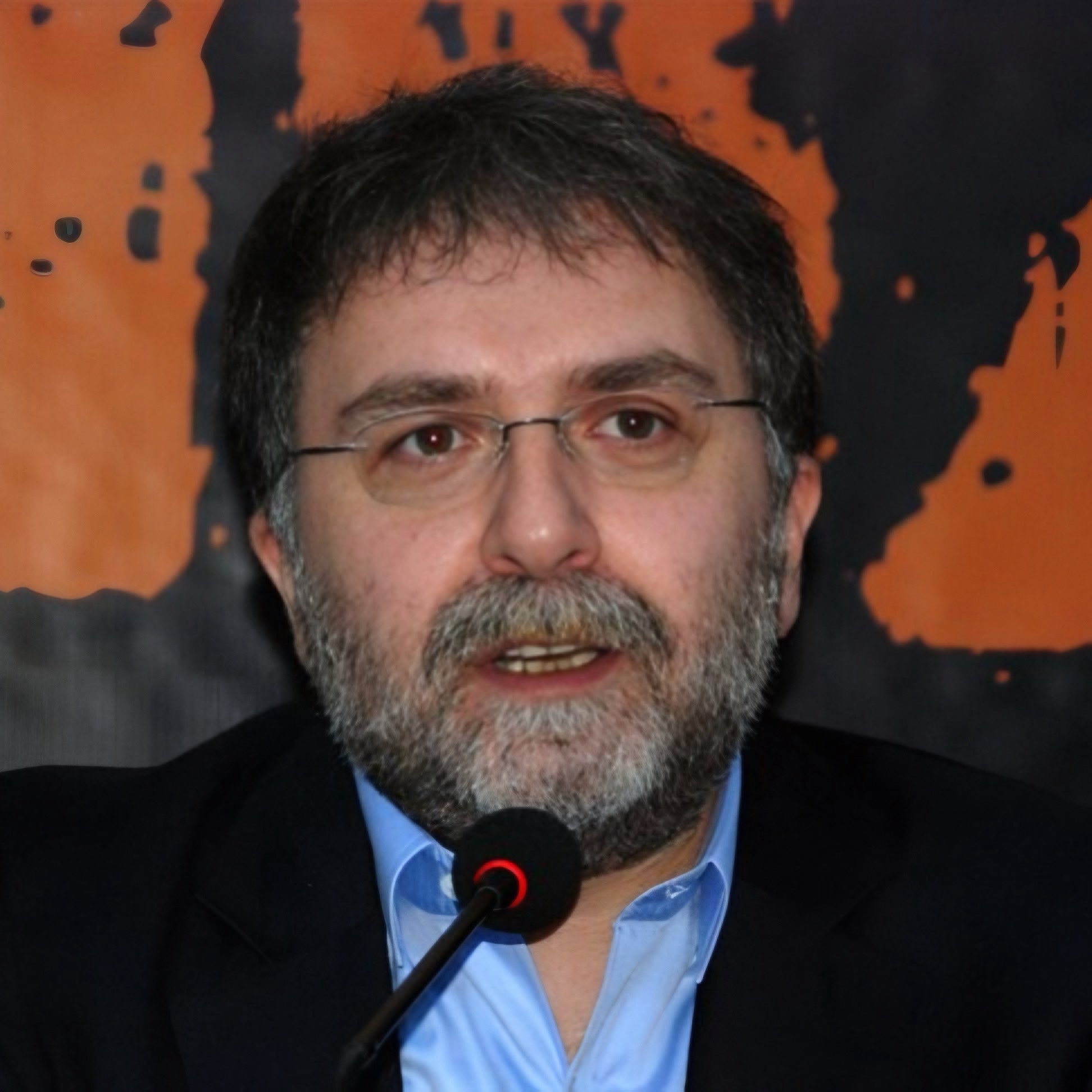 Hürriyet yazarı Ahmet Hakan, Karaman'da düzenlenen bir etkinlikte İstiklal Marşı'nın