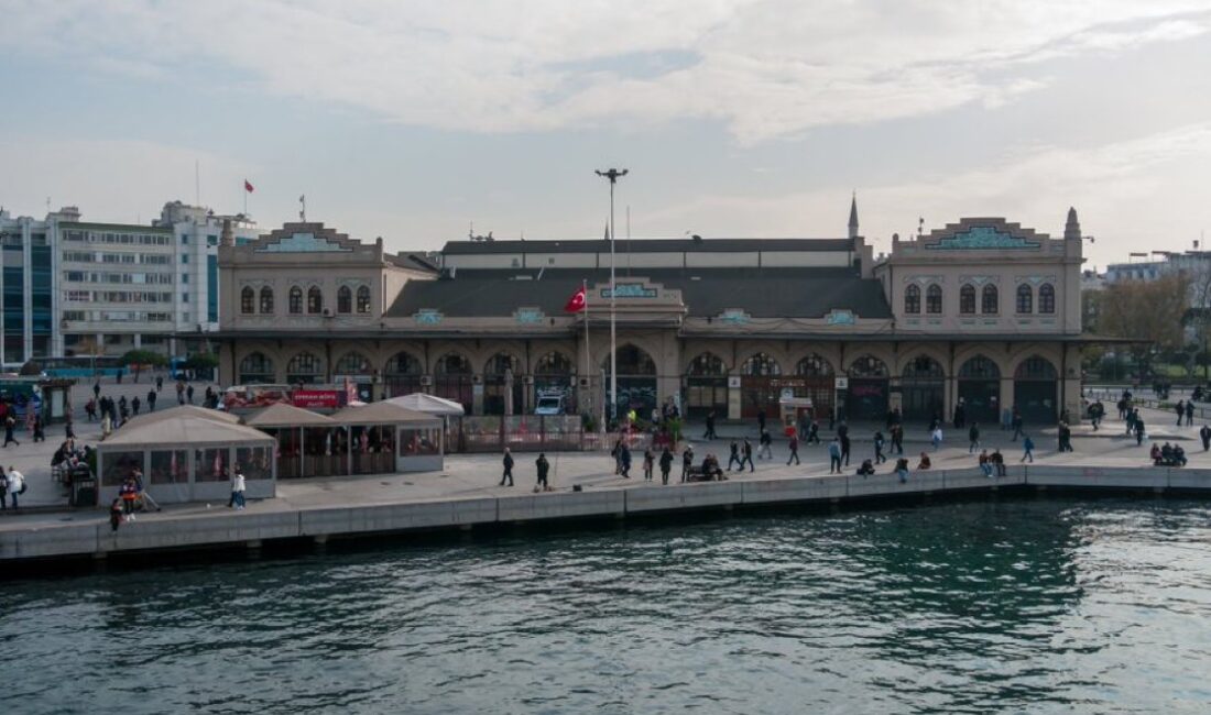 İstanbul Kadıköy'de sabah saatlerinde sahil şeridinde gezintiye çıkan vatandaşlar, denizde