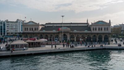İstanbul Kadıköy'de sabah saatlerinde sahil şeridinde gezintiye çıkan vatandaşlar, denizde