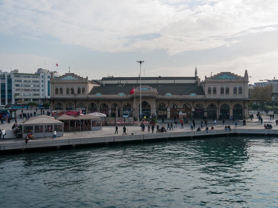 İstanbul Kadıköy'de sabah saatlerinde sahil şeridinde gezintiye çıkan vatandaşlar, denizde