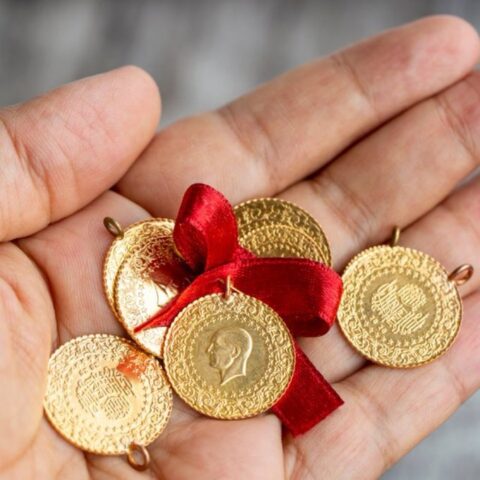 Altın piyasasında son günlerde gerçekten baş döndürücü bir hareketlilik yaşanıyor.