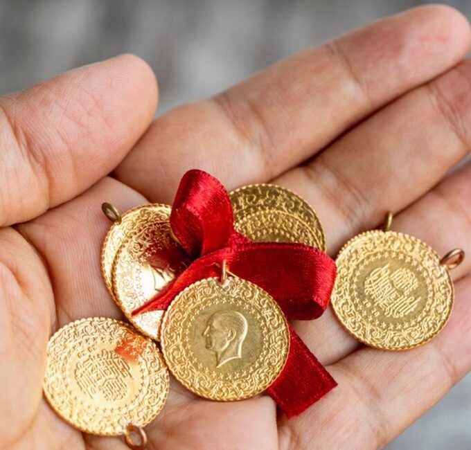 Altın piyasasında son günlerde gerçekten baş döndürücü bir hareketlilik yaşanıyor.