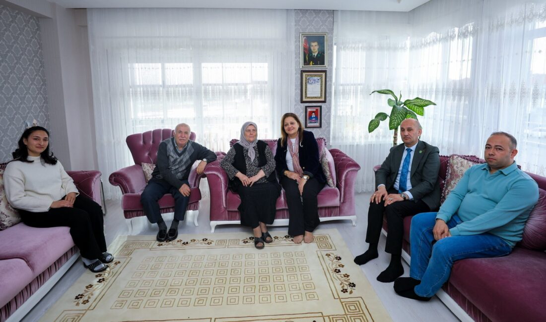 Afyonkarahisar Belediye Başkanı Burcu Köksal, şehit ailelerini yalnız bırakmıyor. Başkan