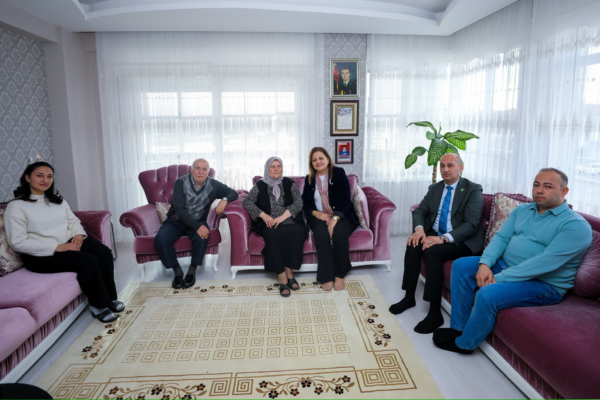 Afyonkarahisar Belediye Başkanı Burcu Köksal, şehit ailelerini yalnız bırakmıyor. Başkan