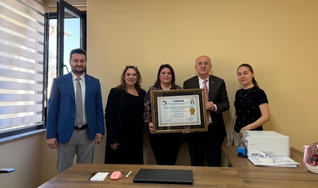 Afyonkarahisar Serbest Muhasebeci Mali Müşavirler Odası (ASMMMO) yönetimi, ruhsatlarını alarak