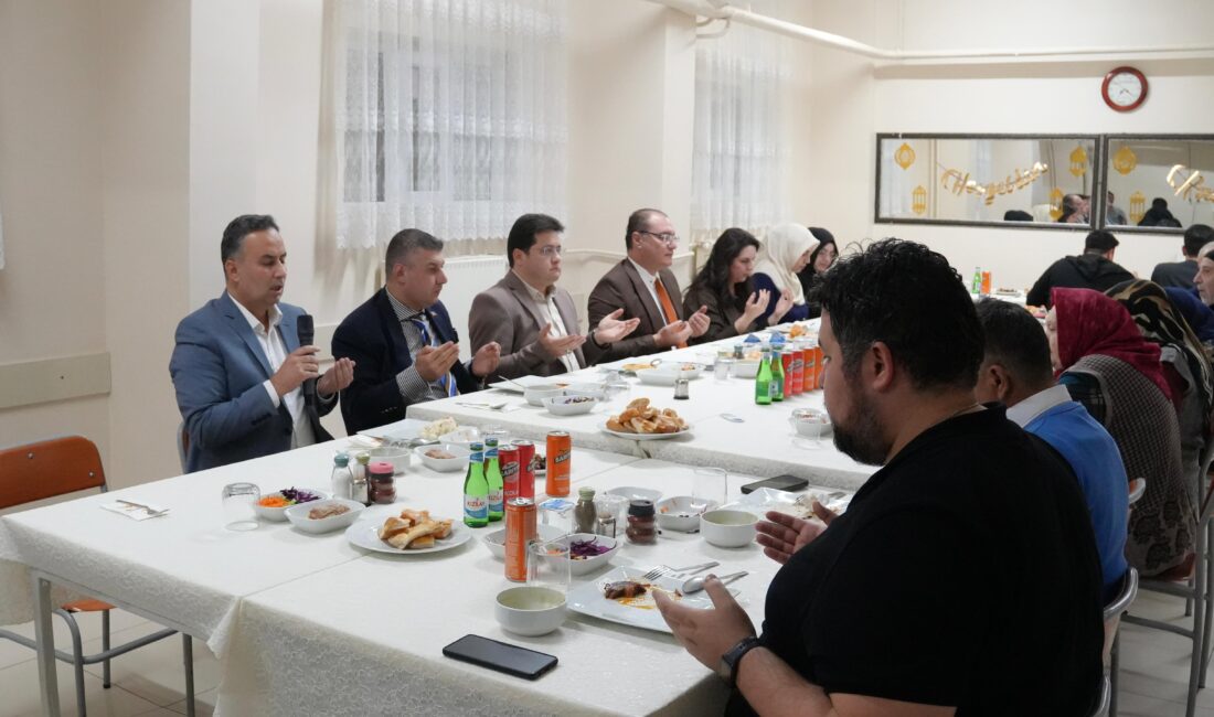 Bolvadin’de Ramazan ayının manevi atmosferi, huzurevinde düzenlenen iftar programında anlamlı