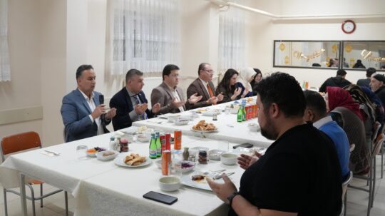 Bolvadin’de Ramazan ayının manevi atmosferi, huzurevinde düzenlenen iftar programında anlamlı