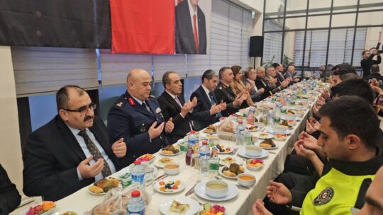 Afyonkarahisar Emniyet Müdürlüğü tarafından düzenlenen iftar programında Afyonkarahisar protokolü bir
