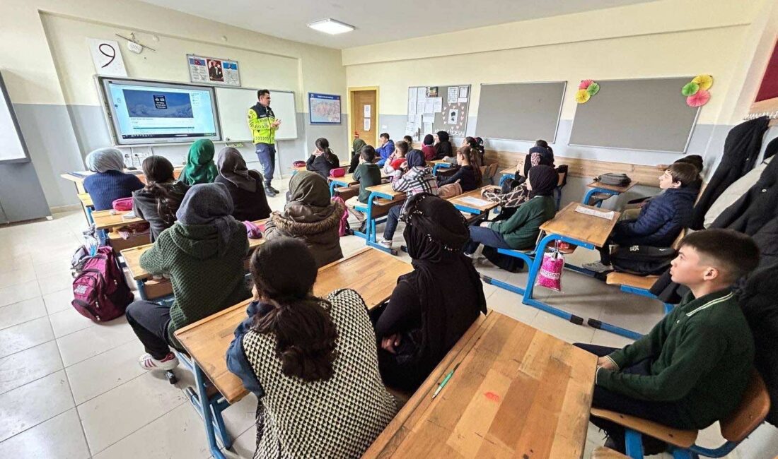 Afyonkarahisar İl Jandarma Komutanlığı, trafik güvenliği konusunda farkındalık oluşturmak amacıyla