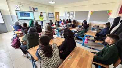 Afyonkarahisar İl Jandarma Komutanlığı, trafik güvenliği konusunda farkındalık oluşturmak amacıyla