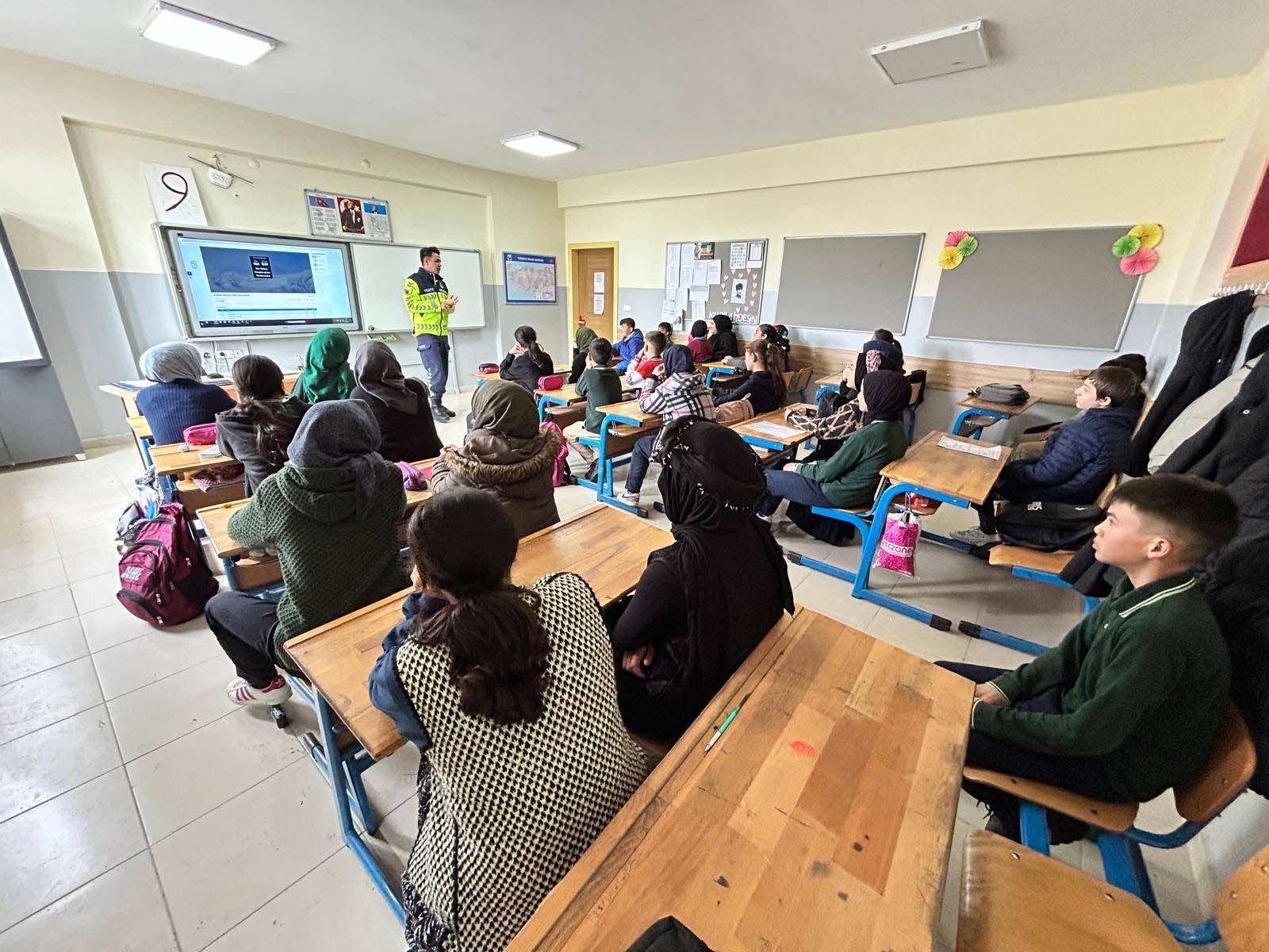 Afyonkarahisar İl Jandarma Komutanlığı, trafik güvenliği konusunda farkındalık oluşturmak amacıyla