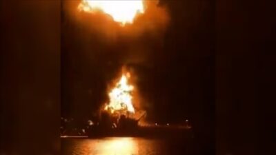 Irak'ın Basra Limanı yakınındaki bölgesel sularda 2 petrol tankerinin saldırıya