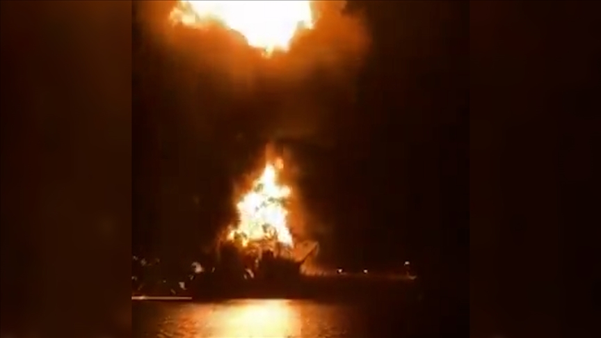 Irak'ın Basra Limanı yakınındaki bölgesel sularda 2 petrol tankerinin saldırıya