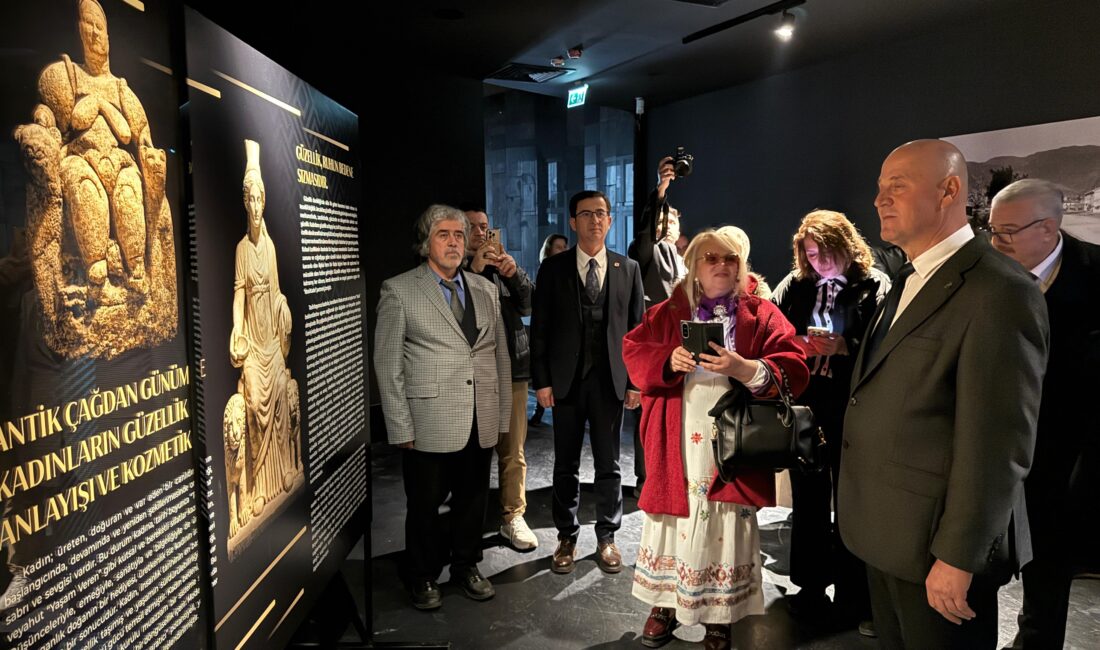 Afyonkarahisar Müzesi, 8 Mart dolayısıyla hazırlanan özel bir sergiyle ziyaretçilerini