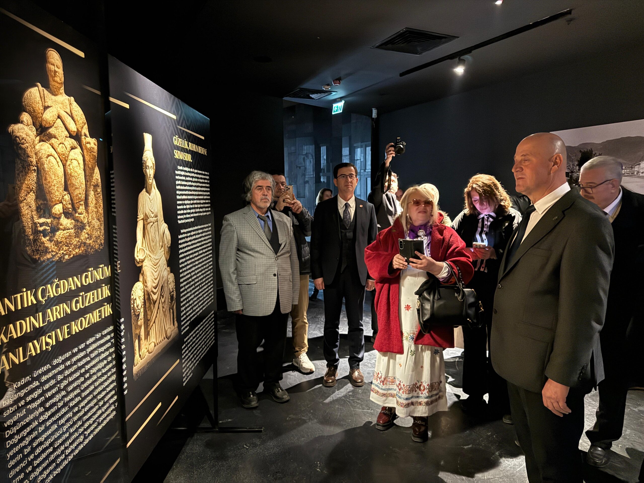 Afyonkarahisar Müzesi, 8 Mart dolayısıyla hazırlanan özel bir sergiyle ziyaretçilerini