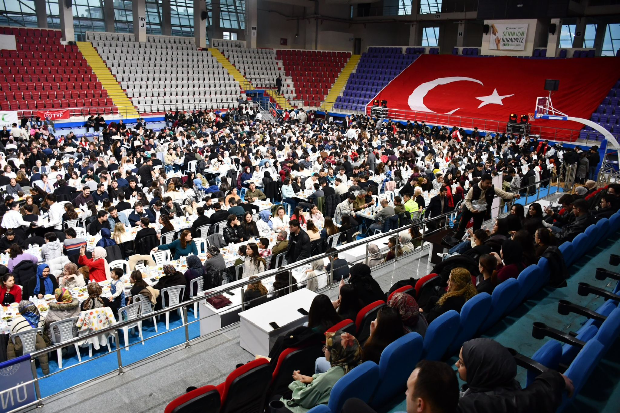 Afyonkarahisar Prof. Dr. Veysel Eroğlu Spor Salonu’nda gerçekleştirilen “Kampüs İftarları