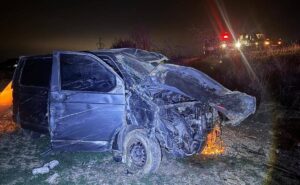 Afyonkarahisar'da kontrolden çıkarak yol kenarındaki ağaca çarpan kamyonette 4 kişi