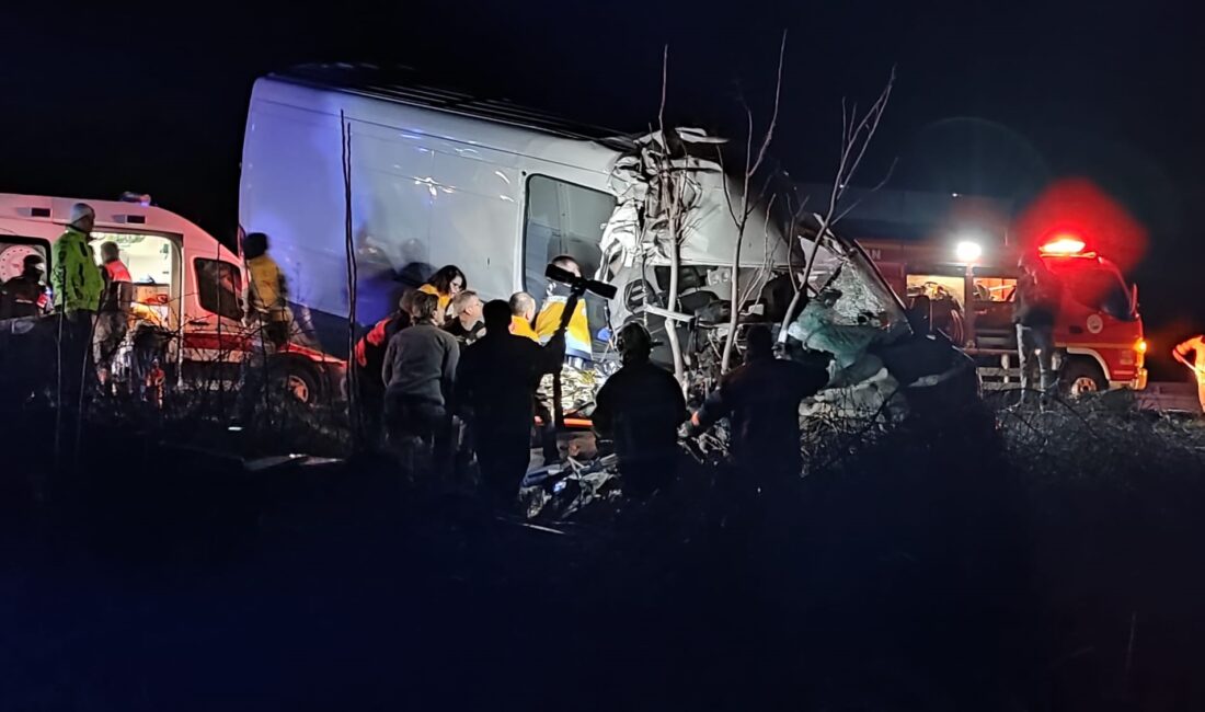 Edirne'nin Keşan ilçesinde meydana gelen trafik kazasında tırın dorsesine arkadan