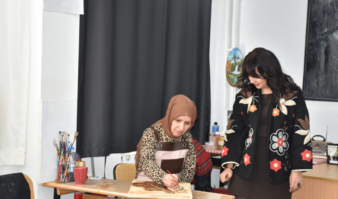 Halk Eğitim Merkezi Müdürlüğünün resim kursuna katılan 12 kadın ve