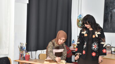 Halk Eğitim Merkezi Müdürlüğünün resim kursuna katılan 12 kadın ve