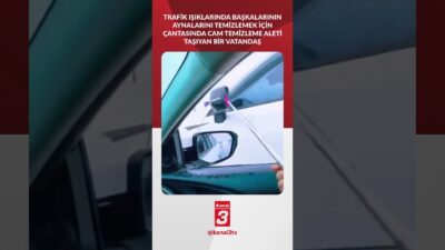 Trafik ışıklarında başkalarının aynalarını temizlemek için cam temizleme aleti taşıyan