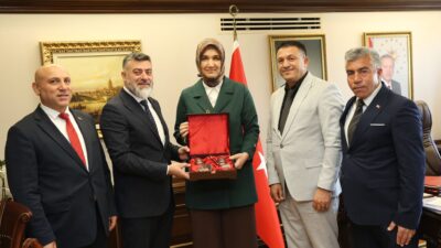 Afyonkarahisar’daki muhtar temsilcileri, Kübra Güran Yiğitbaşı’nı ziyaret ederek yerel yönetimler