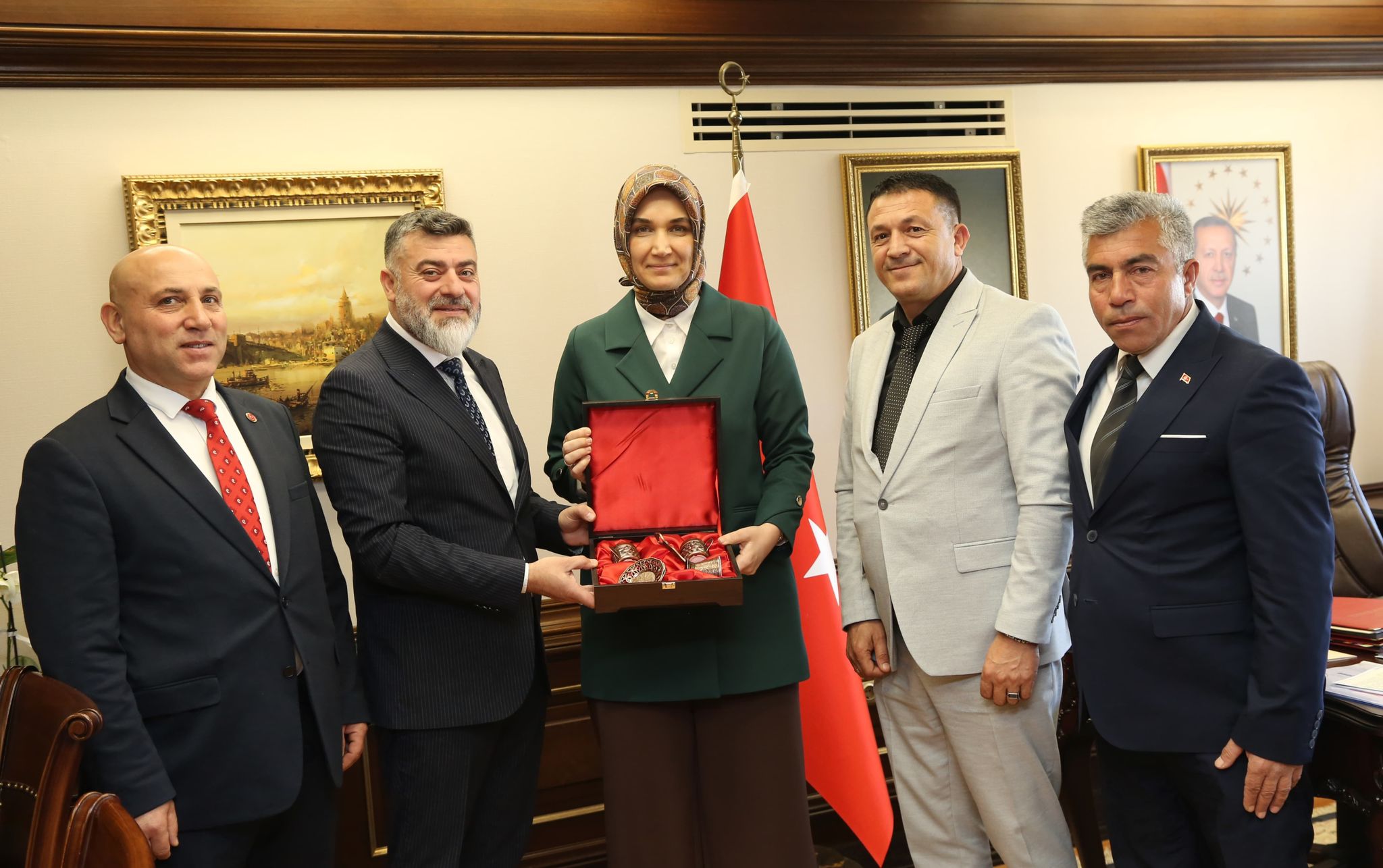 Afyonkarahisar’daki muhtar temsilcileri, Kübra Güran Yiğitbaşı’nı ziyaret ederek yerel yönetimler