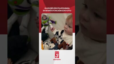 En sevdiği çizgi filmi izlerkenen sevdiği oyuncağın elini tuttu 📶https://kanal3.com.tr/