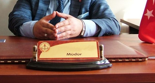 Uşak’ta bir okul grubunda paylaşılan mesajlara emojiyle karşılık vermedikleri gerekçesiyle