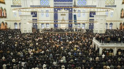 Ramazan Bayramı'nın ilk günü vatandaşlar bayram namazında camilere akın etti,