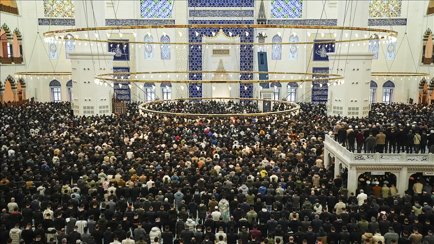 Ramazan Bayramı'nın ilk günü vatandaşlar bayram namazında camilere akın etti,