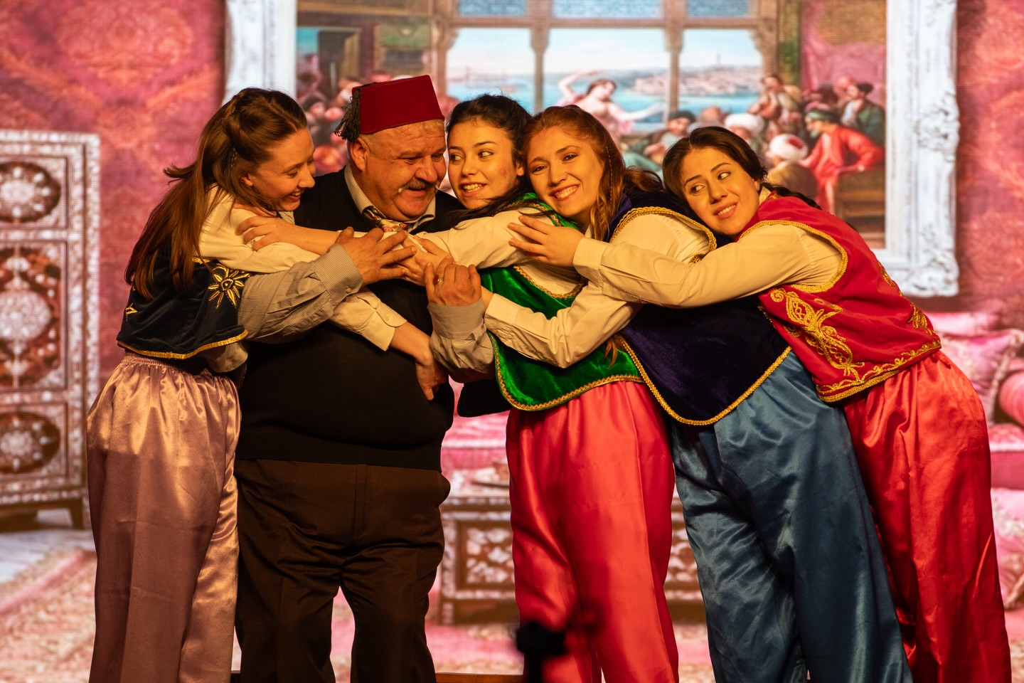 Afyonkarahisar Belediyesi ve Afyon Belediye Şehir Tiyatrosu iş birliğiyle sahnelenen