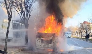 Afyonkarahisar’da seyir halindeki bir minibüste çıkan yangın itfaiyenin yaklaşık yarım