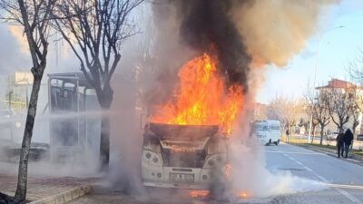 Afyonkarahisar’da seyir halindeki bir minibüste çıkan yangın itfaiyenin yaklaşık yarım