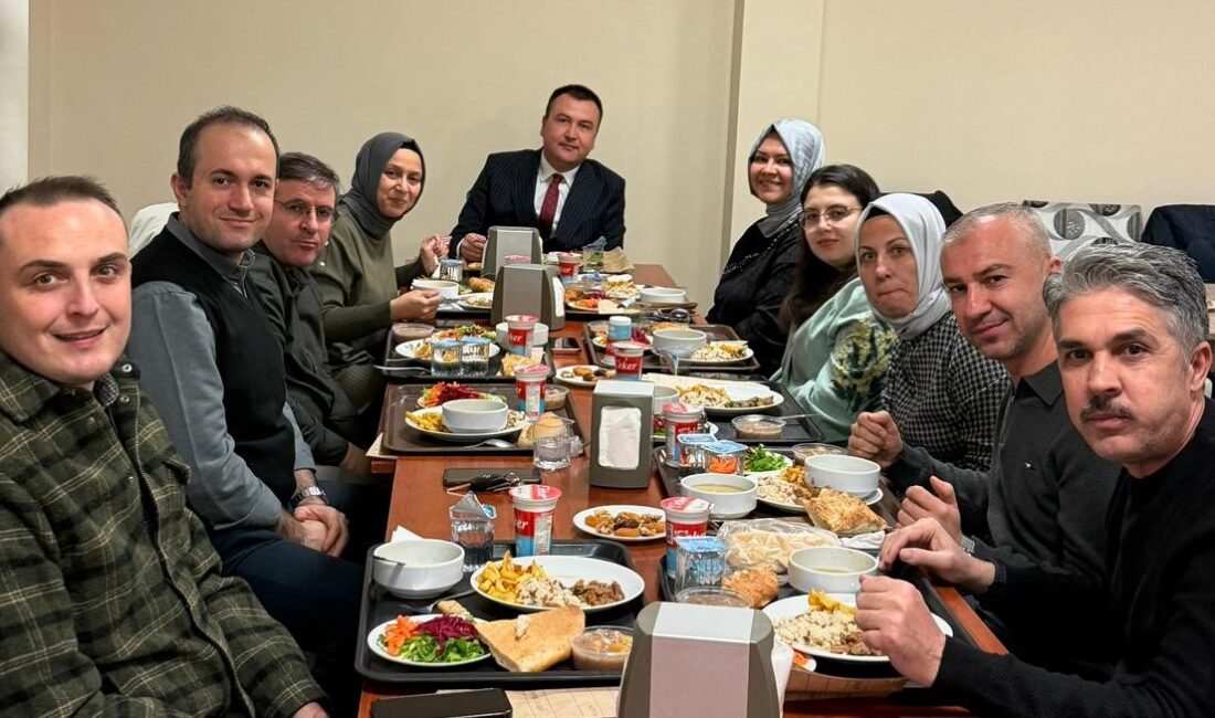 Afyonkarahisar Sandıklı Devlet Hastanesi gerçekleştirilen iftar programında hastane yöneticileri ve