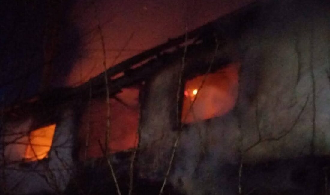 Afyonkarahisar'ın Sandıklı ilçesinde evde çıkan yangın hasara yol açtı.