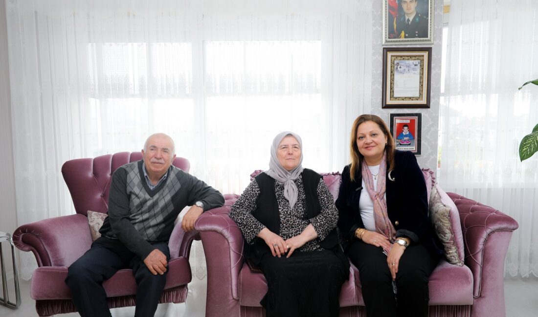 Afyonkarahisar Belediye Başkanı Burcu Köksal, şehit Murat Hasırcıoğlu’nun ailesini evlerinde